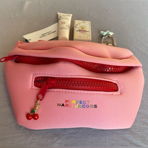 Marc Jacobs belt bag with body lotion and perfume - Picture 2 of 8
